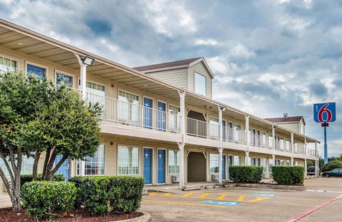 Waxahachie Hotel | Motel 6-Waxahachie, TX