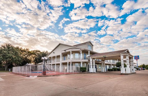 Waxahachie Hotel | Motel 6-Waxahachie, TX