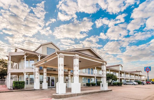 Waxahachie Hotel | Motel 6-Waxahachie, TX