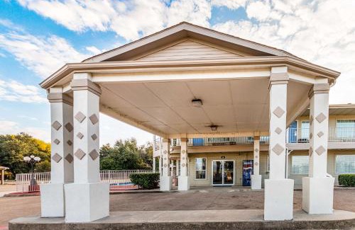 Waxahachie Hotel | Motel 6-Waxahachie, TX