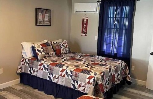 Gilbertsville Hotel | Motel at KY Lake. Stars & Stripes.