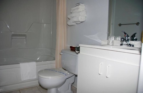 Baie-St-Paul Hotel | Motel Des Cascades : Economy Double Room