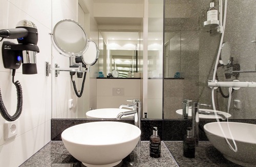 Feuerbach-Ost Hotel | Motel One Stuttgart-Feuerbach