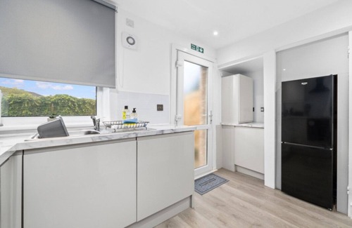 Motherwell House | Motherwell 2 Bed Sleeps 4 - MODERN