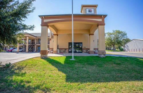 Moulton Hotel | Moulton Inn & Suites By OYO Near Shiner TX