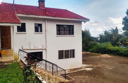 Arusha House | Mount Meru Baraka House. Locatedin Themi hill St, Njiro Rd Free WiFi & breakfast