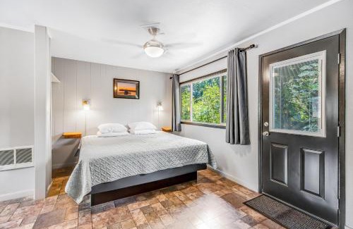 Quilcene House | Mount Olympus Suite, Room 9 at Mount Walker Inn