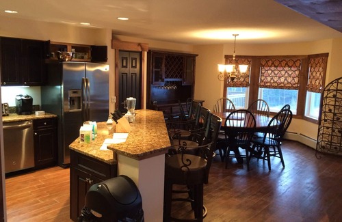 West Dover House | MOUNT SNOW GREENSPRING large 4BR 4BA townhome free winter resort shuttle. AC.