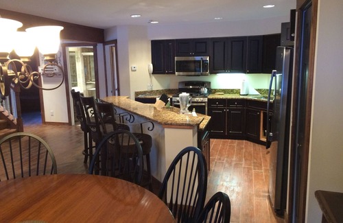 West Dover House | MOUNT SNOW GREENSPRING large 4BR 4BA townhome free winter resort shuttle. AC.