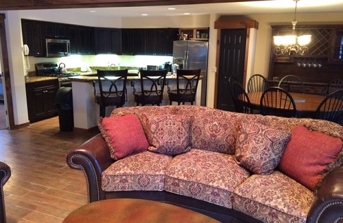 West Dover House | MOUNT SNOW GREENSPRING large 4BR 4BA townhome free winter resort shuttle. AC.