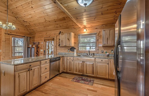 Blue Ridge Cabin | Mountain Bear Lodge - Cozy, Quaint Blue Ridge Mountain Cabin!