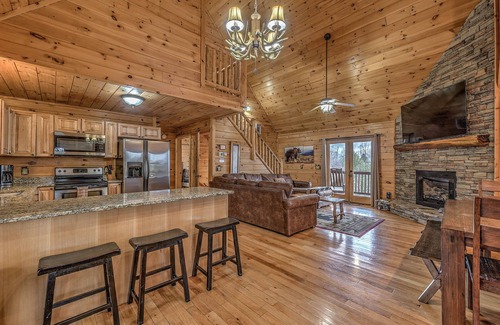 Blue Ridge Cabin | Mountain Bear Lodge - Cozy, Quaint Blue Ridge Mountain Cabin!
