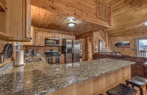 Blue Ridge Cabin | Mountain Bear Lodge - Cozy, Quaint Blue Ridge Mountain Cabin!