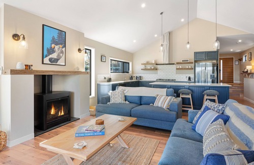 East Jindabyne House | Mountain bike in & out, off Rainbow drive, on lake