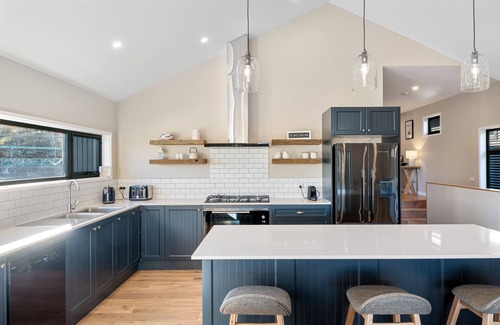East Jindabyne House | Mountain bike in & out, off Rainbow drive, on lake
