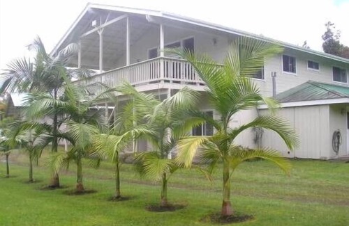 Mountain View House | Mountain Breeze Two Bedroom Vacation Cottage near Volcano Village!