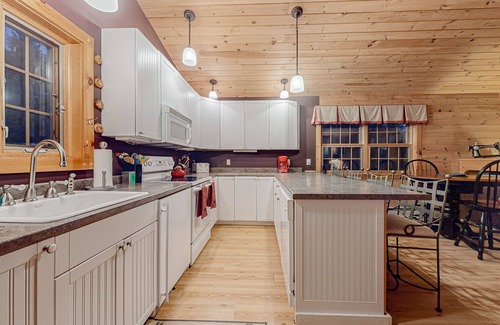 Weston House | Mountain cabin by skiing with fireplaces & well-equipped kitchen - dog-friendly