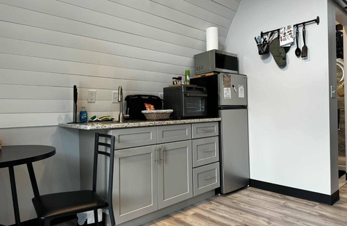 Bakersville Cabin | Mountain Cabin, Hot tub, Pet friendly, campfire, views, Ocean Blue