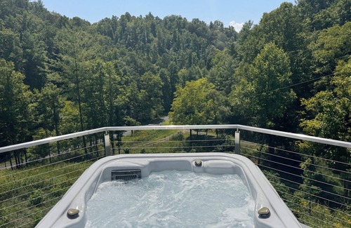 Bakersville Cabin | Mountain Cabin, Hot tub, Pet friendly, campfire, views, Ocean Blue