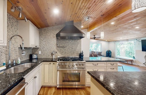 Oakhurst Cabin | Mountain cabin located near Bass Lake with fire pit and arcade games