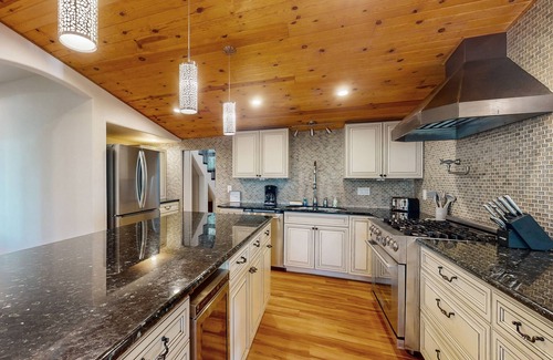 Oakhurst Cabin | Mountain cabin located near Bass Lake with fire pit and arcade games