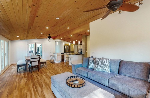 Oakhurst Cabin | Mountain cabin located near Bass Lake with fire pit and arcade games