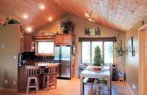 Jasper East House | Mountain Chalet | PRIVATE Pool & Hot Tub | 2-min DRIVE to Jasper National Park