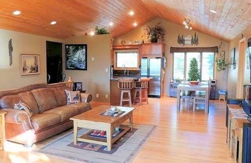 Jasper East House | Mountain Chalet | PRIVATE Pool & Hot Tub | 2-min DRIVE to Jasper National Park