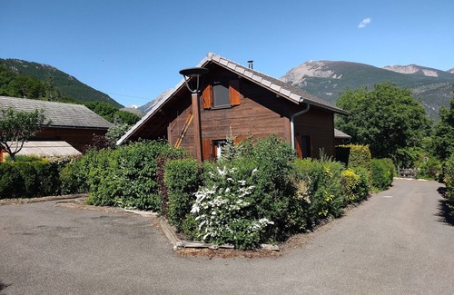 Guillestre Ski Chalet | Mountain chalet with pool access, children's play area, restaurant and pizzeria.