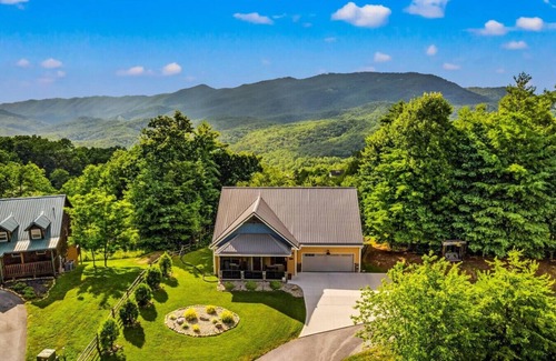 Walland Cabin | Mountain Charm: 4BR w/Incredible Views! Hot Tub*Privacy!