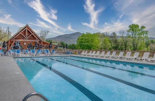 Walland Cabin | Mountain Charm: 4BR w/Incredible Views! Hot Tub*Privacy!