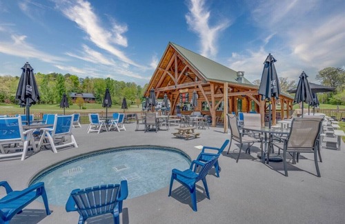 Walland Cabin | Mountain Charm: 4BR w/Incredible Views! Hot Tub*Privacy!