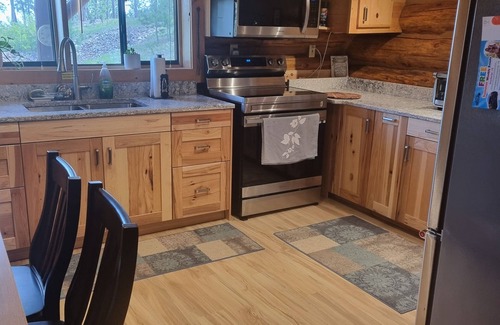 Deadwood Cabin | Mountain Crest: Seclusion and Serenity Await at Our Rustic Mountain Hideaway
