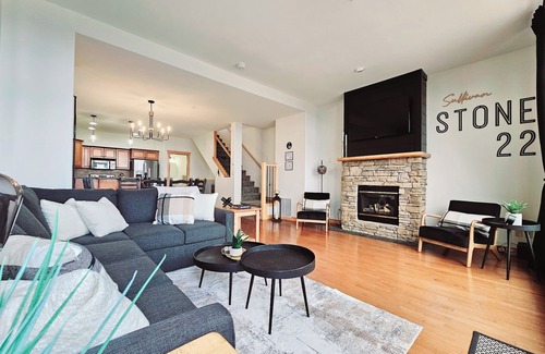 East Kootenay House | ⭐️Mountain Escape Ski In/Ski Out, 4 Bdrm/Private hot tub⭐️