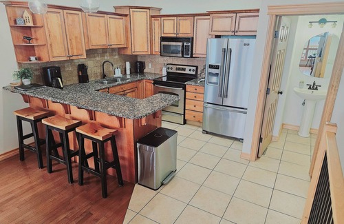East Kootenay House | ⭐️Mountain Escape Ski In/Ski Out, 4 Bdrm/Private hot tub⭐️