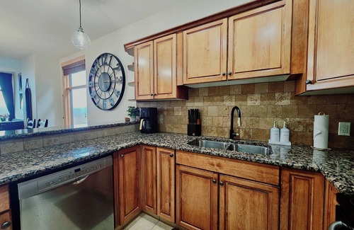 East Kootenay House | ⭐️Mountain Escape Ski In/Ski Out, 4 Bdrm/Private hot tub⭐️