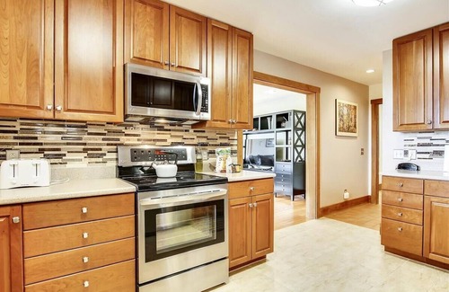 Stowe Area House | Mountain Falls: 5 br, fireplace, a/c, game room, hot tub!