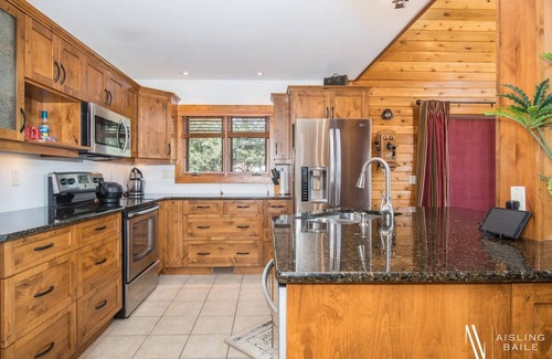 East Kootenay Apartment | ⛰Mountain Getaway⛰ | Hot Tub | Fire Pit | Pool Table