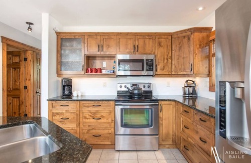 East Kootenay Apartment | ⛰Mountain Getaway⛰ | Hot Tub | Fire Pit | Pool Table