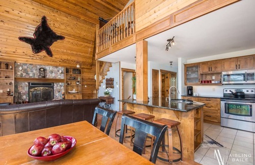 East Kootenay Apartment | ⛰Mountain Getaway⛰ | Hot Tub | Fire Pit | Pool Table