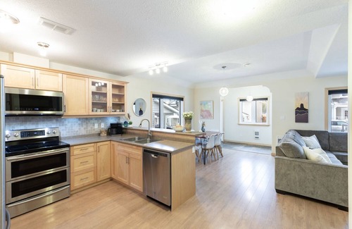 Whitehorse House | Mountain Haus w/HOT TUB & large backyard w/firepit. Only 7 mins to downtown