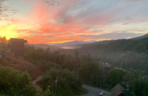 Gatlinburg House | Mountain Haven - Relax & enjoy AMAZING 180 Degree Views of Mt LeConte