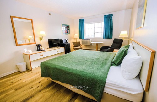 Iron Mountain Hotel | Mountain Host Motor Inn