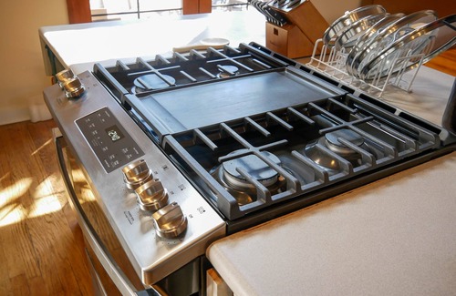 Canon City House | Mountain Jungalow on Main Street, 3 min walk to Royal Gorge Train