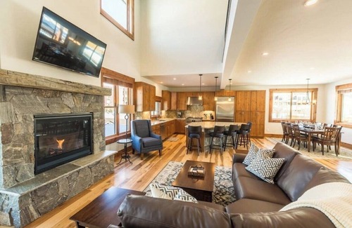 Basalt House | Mountain Lodge Oasis w Hot Tub-Willits Town Center