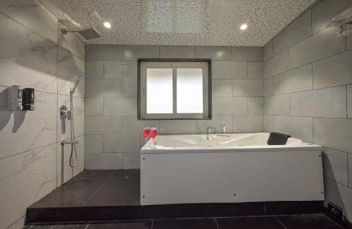 Kurvande Villa | Mountain Majesty Villa by Tropicana Stays