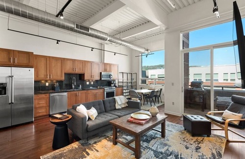 Basalt Condo | Mountain Modern | Deck, Gym, Fireplace, A/C