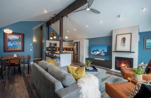 Victor House | Mountain Modern - In-town with rooftop terrace!