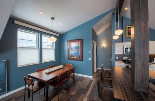 Victor House | Mountain Modern - In-town with rooftop terrace!