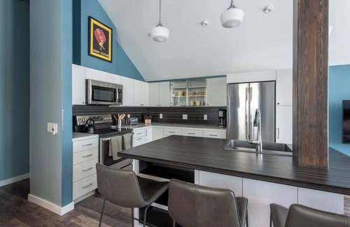 Victor House | Mountain Modern - In-town with rooftop terrace!